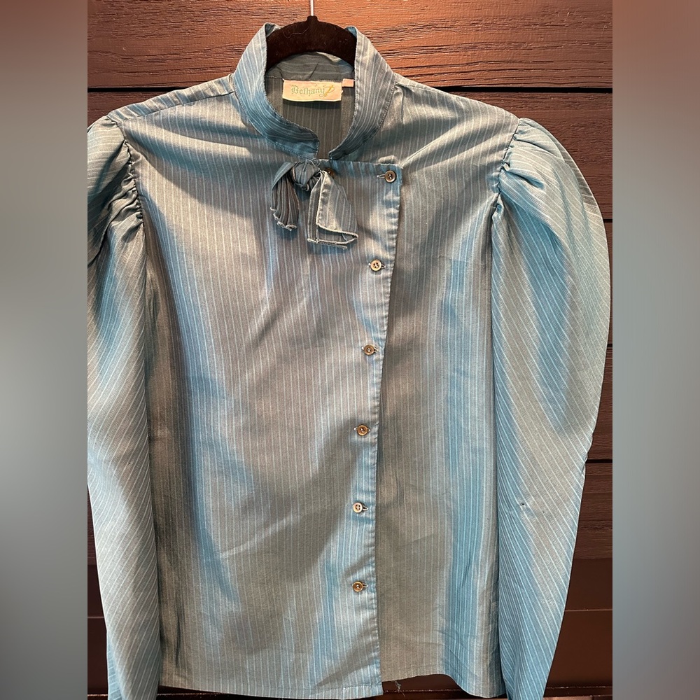 Oh my holy vintage!!! IYKYK🤯What a beautiful blouse by Bethany.